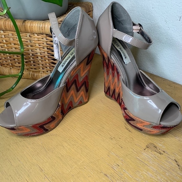 Steve Madden Tan Faux Leather Wedges With Patterned Embroidered Bottoms Size 6.5 - Picture 6 of 11